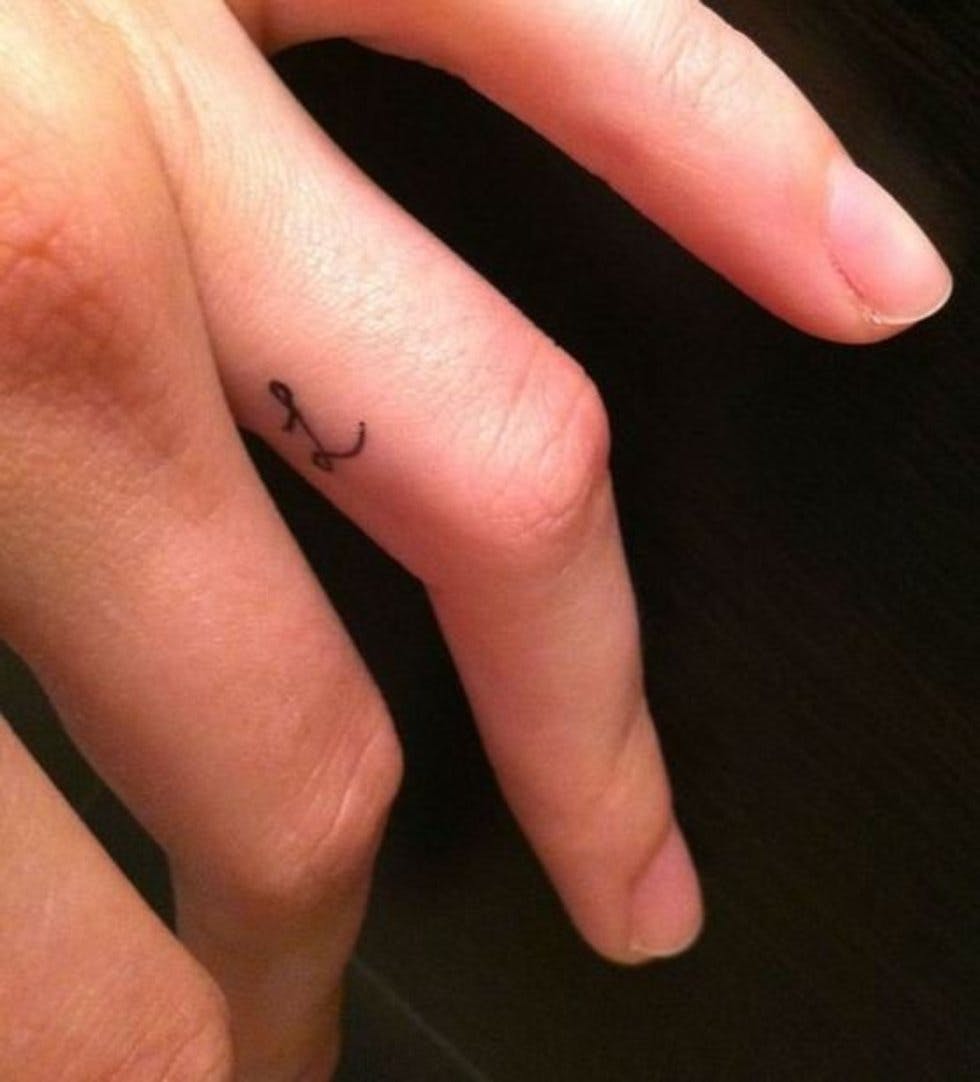 51 tiny finger tattoo designs: hearts, symbols, geometric ...
